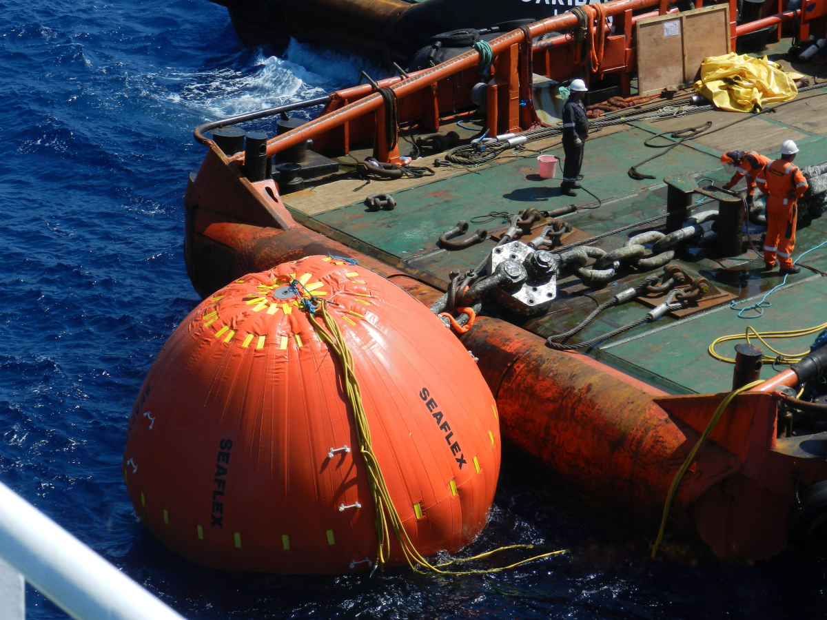 Unique Seaflex completes complex underwater lift