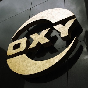 Occidental Petroleum posts smaller quarterly loss